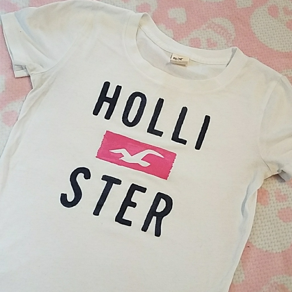 White Hollister tee